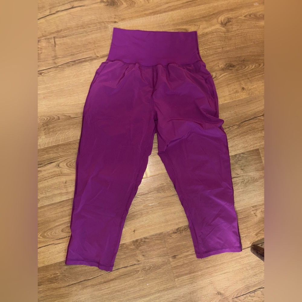 LULULEMON TRANQUIL CROP IN REGAL PLUM SIZE 6